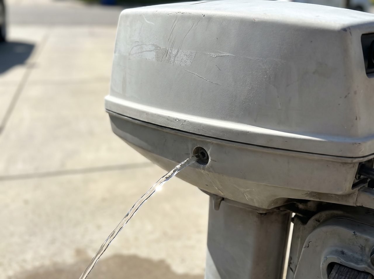 steady tell-tale water stream from outboard motor cooling port after engine flush