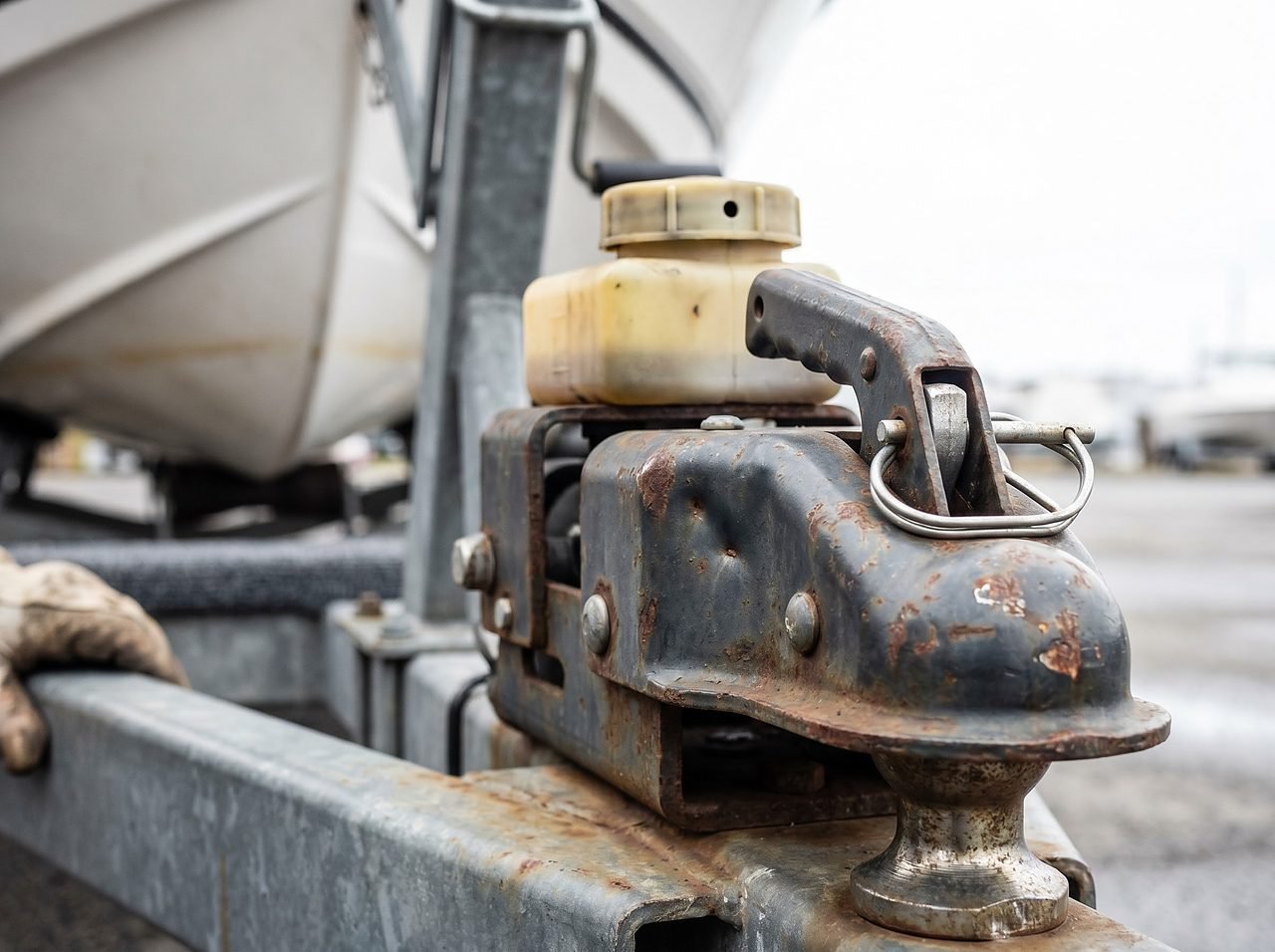 hydraulic surge brake actuator coupler on a boat trailer tongue with safety pin in place
